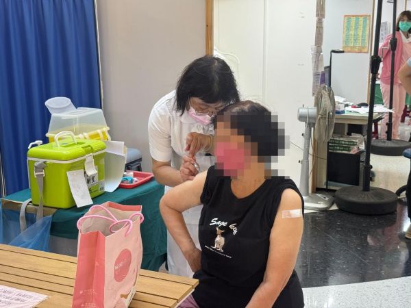 新冠流感公費疫苗今起開打　民生醫院免掛號費疫苗專診服務同步啟動1